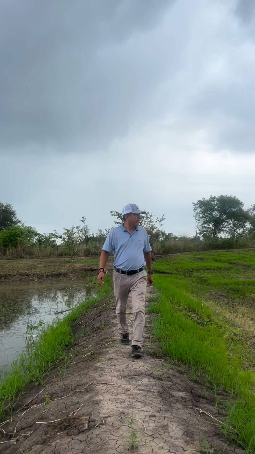 Maquinaria repara albarradas en Cascajal para proteger cultivos y ganado