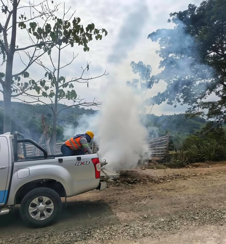 Brigada de fumigación de la Prefectura del Guayas llega a Valle de la Virgen